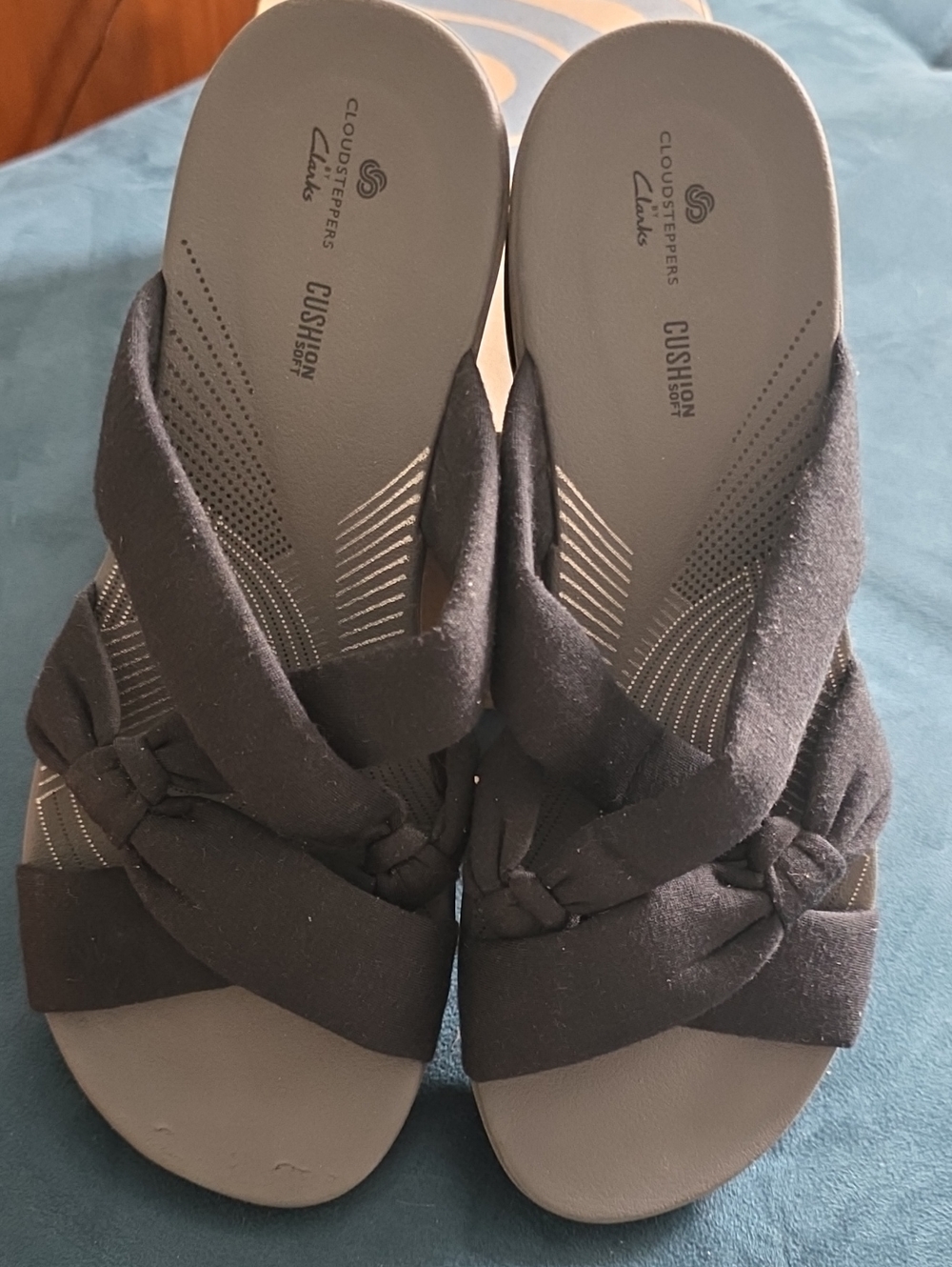 Clarks Women's Black Twist-Knot Cloudsteppers Sandals